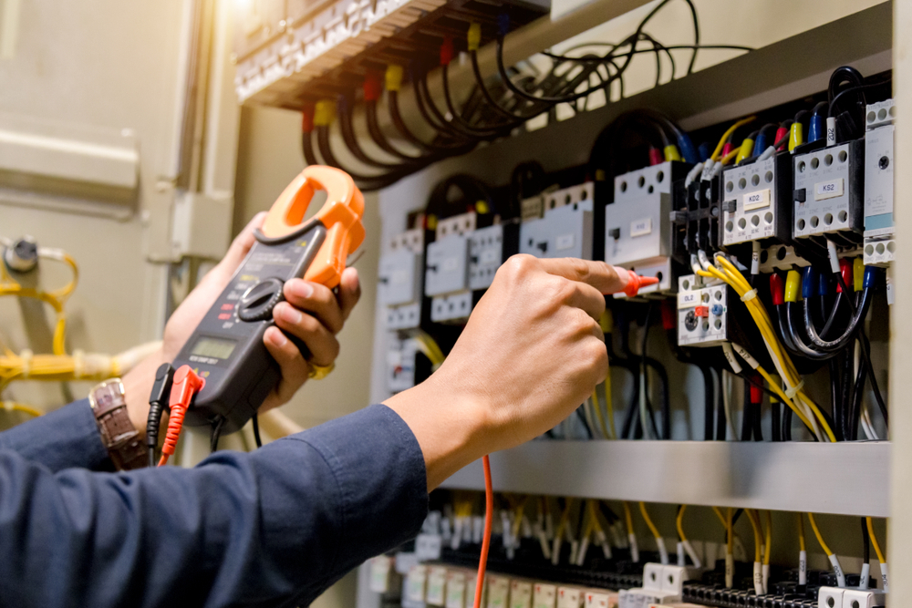 Técnico electricista trabajando en tablero eléctrico